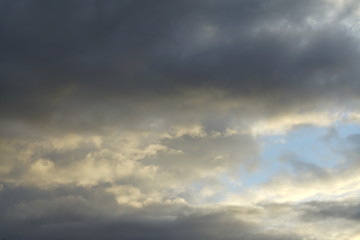 Obraz premium Clouds with sunlight and blue color during evening sunset 