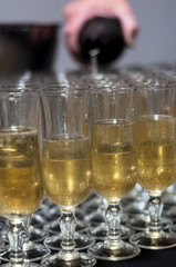 Flûte de champagne - un bouteille rempli les verres 