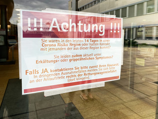 Coronavirus - Warnschild an einem Krankenhaus
