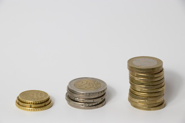 Monete di euro ammucchiate con sfondo bianco