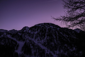 Fototapeta premium Photo de montagne avec un ciel coloré