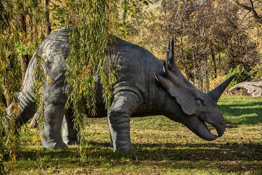 Dinosaurier in der Natur gr&uuml;n