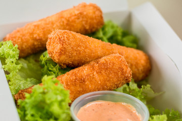 camarón empalizado servido comida china con salsa desde arriba