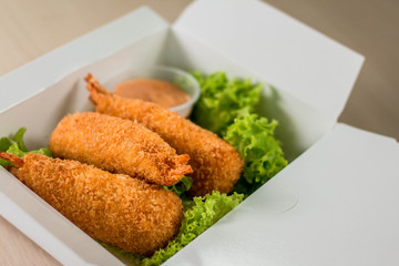 camarón empalizado servido comida china con salsa