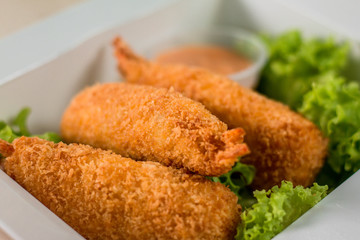 camarón empalizado servido comida china con salsa