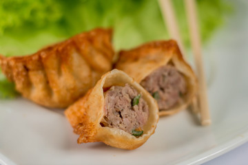 gyoza empanada comida deliciosa asiatica y lechuga cortada a la mitad