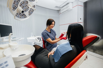 Obraz premium The doctor shows a cast of the patient's jaw