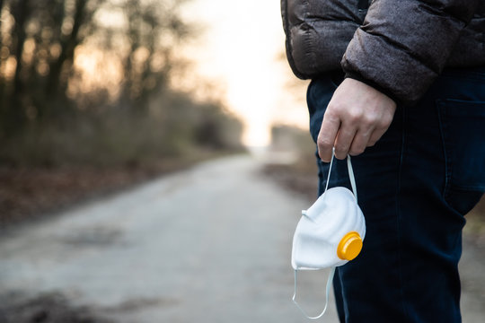 Coronavirus i maska ochronna na twarz, mężczyzna stojący na drodze