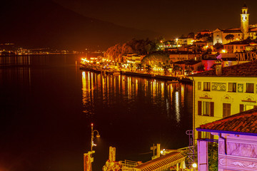 Blick auf der Strandpromenade in Limone Sul Garda bei Nacht
