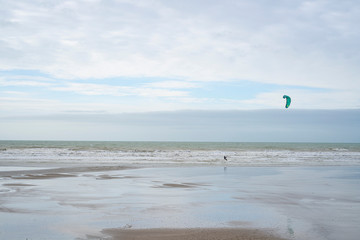 un kitesurfeur dans un océan agité