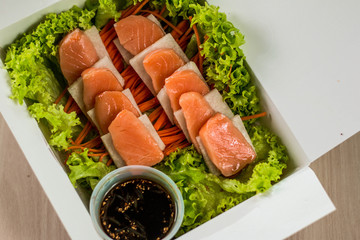 sashimi suculento rico comida asiática en salsa