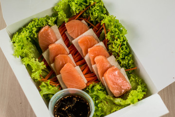sashimi suculento rico comida asiática en salsa