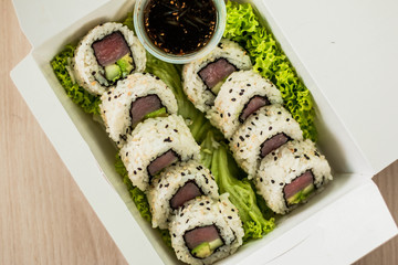 rollo de sushi con ajonjolí dos con salsa