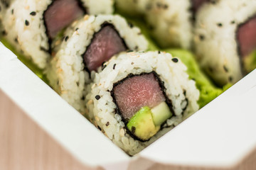 rollo de sushi con ajonjolí dos