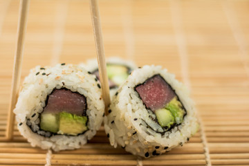 rollo de sushi con ajonjolí dos