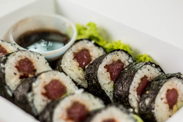 sushi con algas en caja y salsa