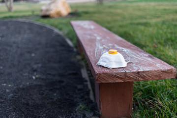 Maska ochronna w parku na ławce