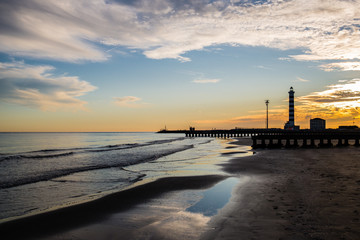 Fototapeta premium Tramonto sulla spiaggia del faro, tra Jesolo e Cavallino