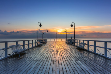 Prachtig landschap met houten pier in Gdynia Orlowo bij zonsopgang, Polen