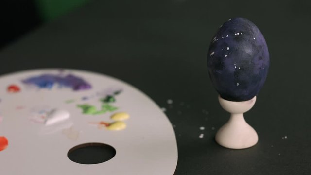 painting eggs for Easter. Painting with a sponge and different colors. preparation Spaceballs