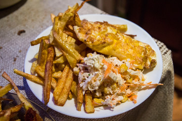 pyszny obiad frytki z mięsem i surówką