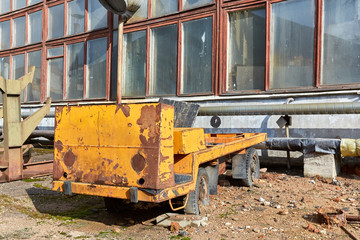 Fototapeta na wymiar abandoned car in an abandoned yard