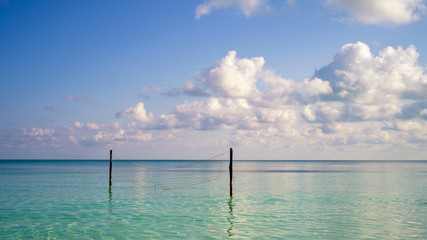 Karibischer Strand mit einem Volleyballnetz im Wasser