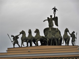 Obraz premium Statue on Arch in Palace Square, St Petersburg