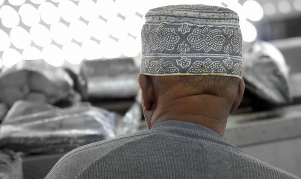 Alter, omanischer Mann mit traditioneller Kumma