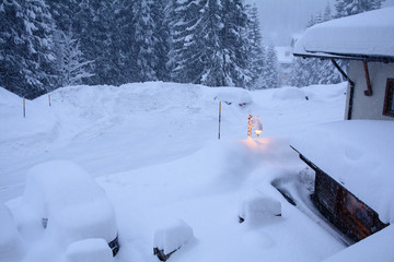 Lampione accesso durante una forte nevicata