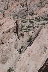 hombra anciano en paisaje rocoso. quebrada de la flechas.