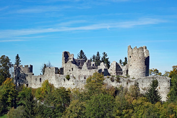 Fototapeta na wymiar Blick auf Burgruine Hohenfreyberg von Burg Eisenberg