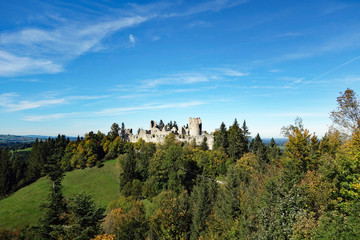 Fototapeta na wymiar Blick auf Burgruine Hohenfreyberg von Burg Eisenberg