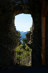 Naklejka premium Blick durch Burgmauern Hohenfreyberg im Allgäu