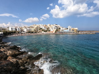 Fototapeta na wymiar Küstenstreifen auf Kreta mit Meer und Häusern