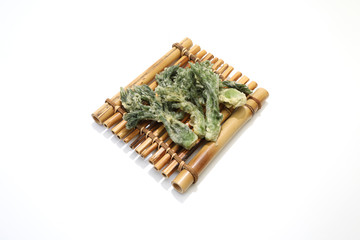 竹製の食器に盛ったタラの芽の天ぷら