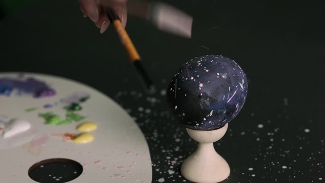 painting eggs for Easter. Painting with a sponge and different colors. preparation Spaceballs