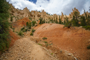 hiking the peek-a-boo loop in bryce canyon in utah in the usa