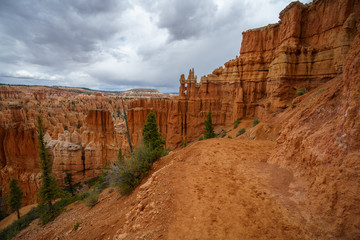 hiking the peek-a-boo loop in bryce canyon in utah in the usa