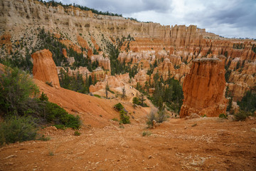 hiking the peek-a-boo loop in bryce canyon in utah in the usa