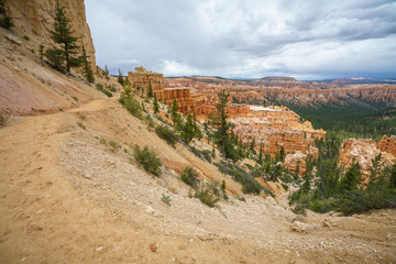 hiking the peek-a-boo loop in bryce canyon in utah in the usa