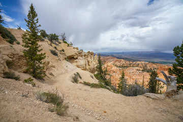 hiking the peek-a-boo loop in bryce canyon in utah in the usa