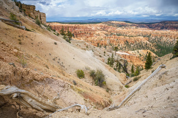 hiking the peek-a-boo loop in bryce canyon in utah in the usa