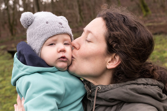 m&egrave;re et fille bisous