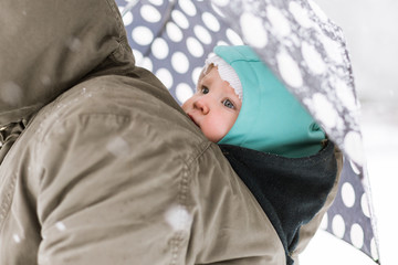 bébé porté sur le dos 
