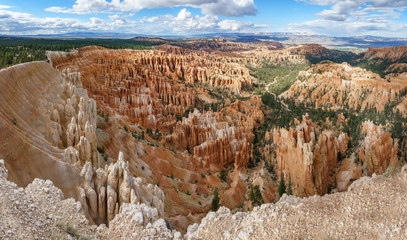 hiking the peek-a-boo loop in bryce canyon in utah in the usa