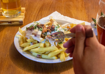 papas fritas en la mesa 