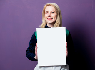 Naklejka premium Style blonde woman in 80s clothes with white banner