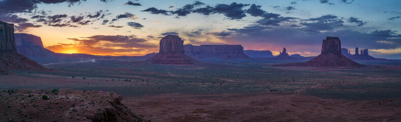 Fototapeta na wymiar panoramic sunset at artists point in monument valley, usa