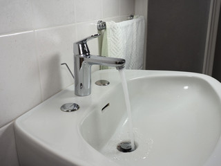 tap faucet in basin